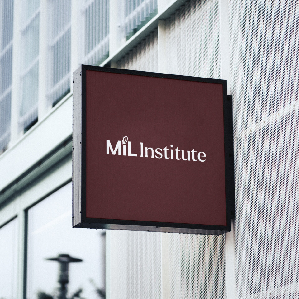 MiL Institute – Skylt